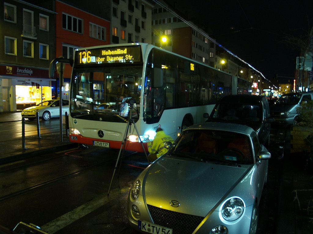 Person von Bus angefahren Koeln Aachenerstr P3.JPG